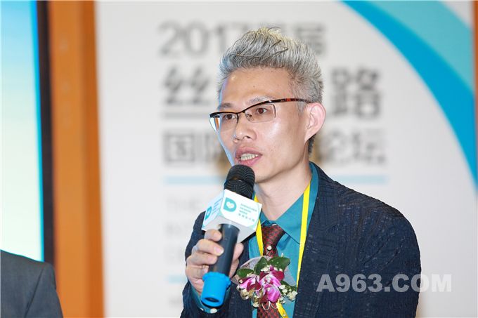 深圳市室内设计师协会会长、HHD（香港）假日东方国际设计机构负责人洪忠轩先生担纲对话主持